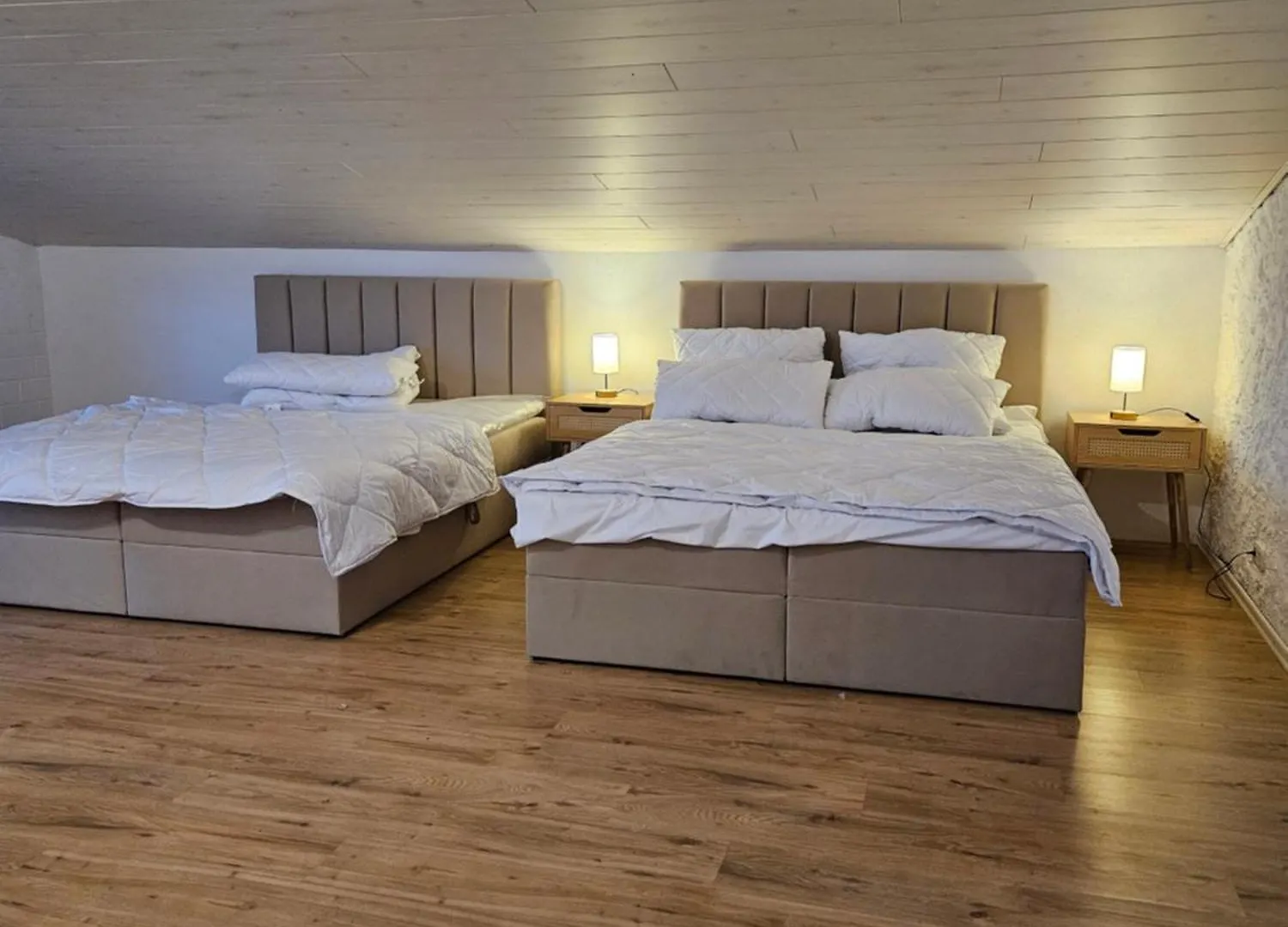 Exklusive Grosse Ferienwohnung Fuer 7 Personen, Parkplatz, Balkon, 3 Schlafzimmer 바이로이트