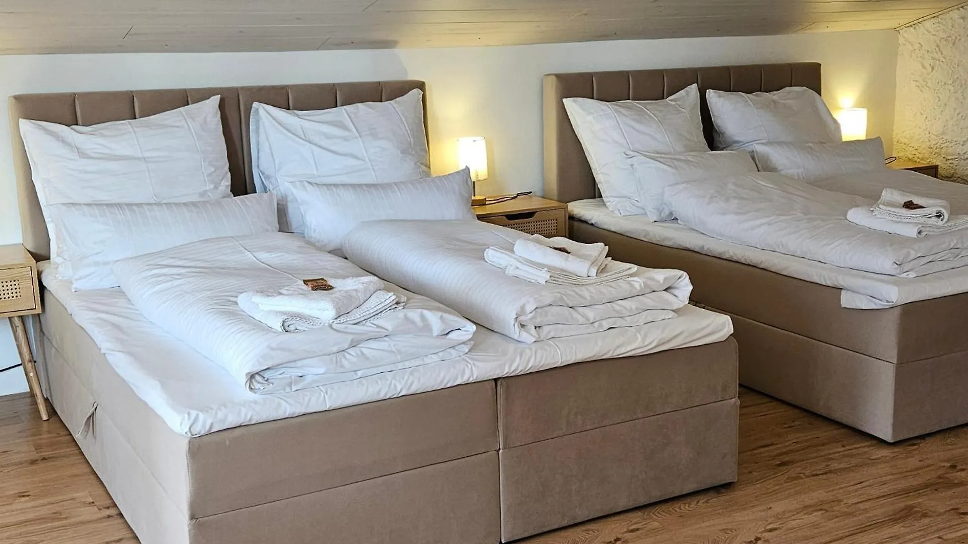 Exklusive Grosse Ferienwohnung Fuer 7 Personen, Parkplatz, Balkon, 3 Schlafzimmer 바이로이트 0*,  독일