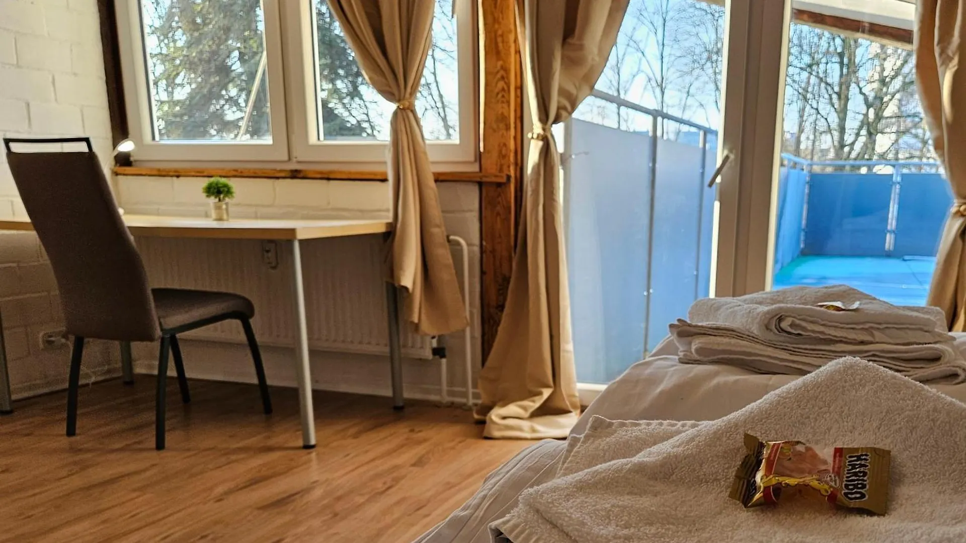 Exklusive Grosse Ferienwohnung Fuer 7 Personen, Parkplatz, Balkon, 3 Schlafzimmer 바이로이트